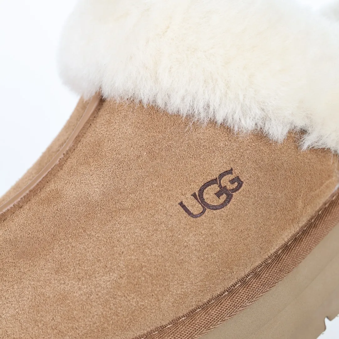 Pick up locally 💰520, the core recommendation is good price UGG Coquette three-layer thickened lazy slippers, popular Xiaohongshu style, Henan Longfeng leather production, sheepskin and wool integration, top quality in the market, 2-3 cm cashmere insole, keeping warm in winter, suitable for home use. In the new year, uug launched a style series, which is partially geared towards the preferences of young consumers, and has also been at the forefront of fashion trends. Shoe body material, water-repellent coated suede upper 17mm UGGPURE™ implanted wool insole Lightweight non-slip comfortable rubber outsole With brand LOGO Trademark Comes with full packaging Size: 35 36 37 38 39 40